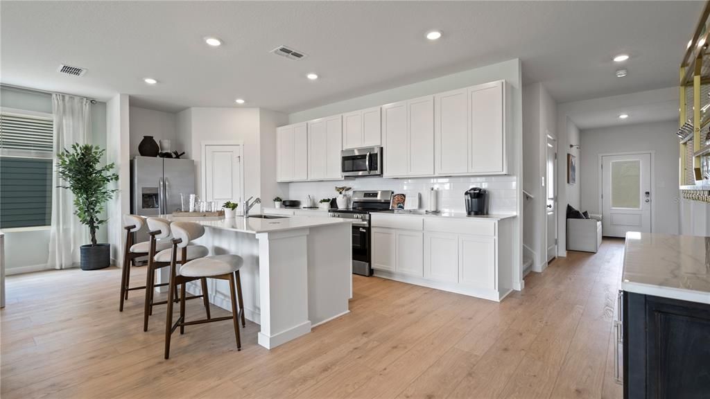 Activo con contrato: $644,990 (5 camas, 4 baños, 3011 Pies cuadrados)