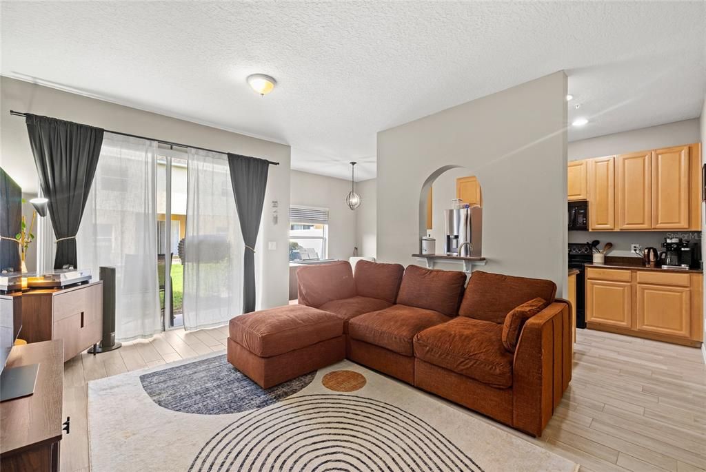 For Rent: $2,200 (3 beds, 2 baths, 1372 Square Feet)