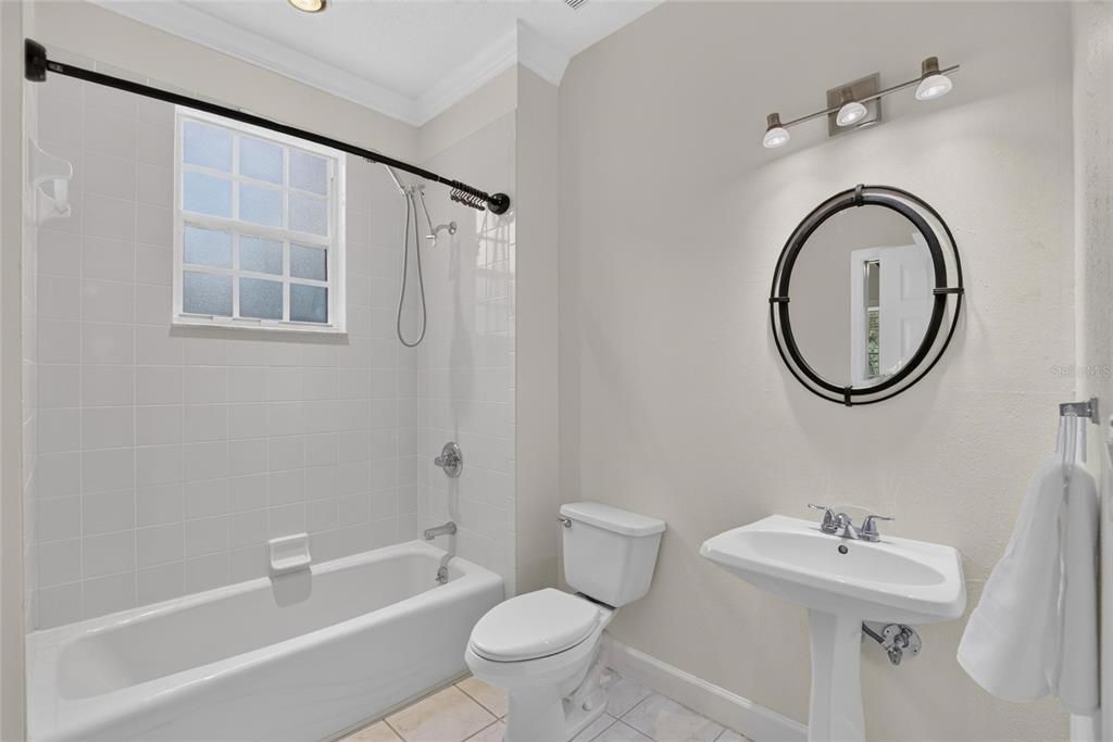 Activo con contrato: $650,000 (4 camas, 3 baños, 3054 Pies cuadrados)