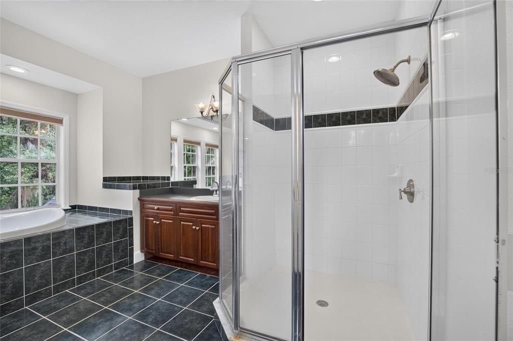 Activo con contrato: $650,000 (4 camas, 3 baños, 3054 Pies cuadrados)