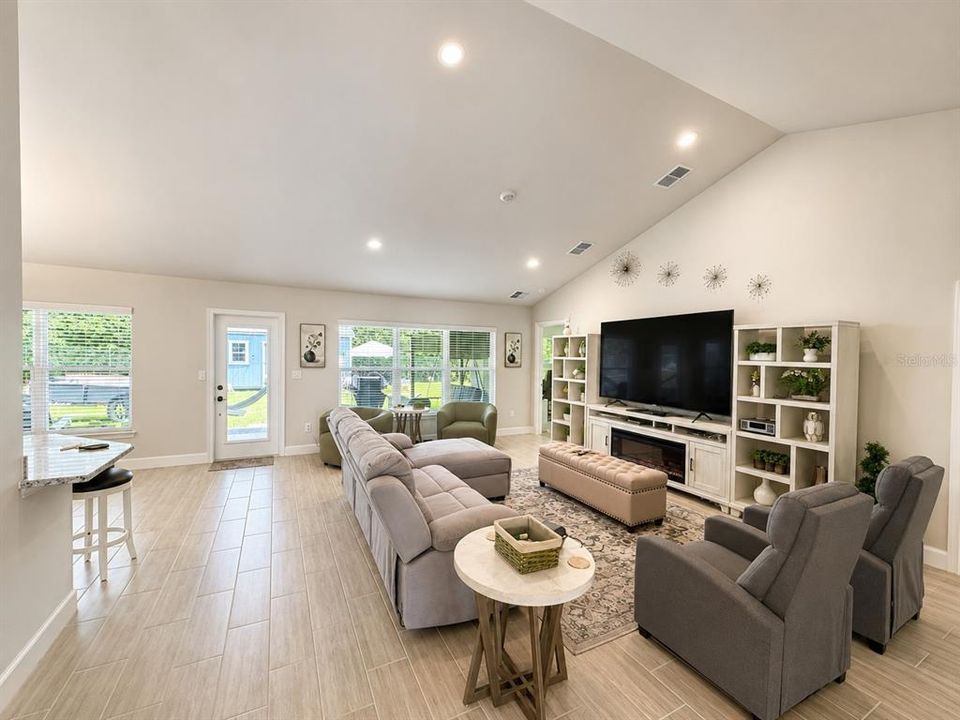 For Rent: $2,600 (4 beds, 2 baths, 2141 Square Feet)