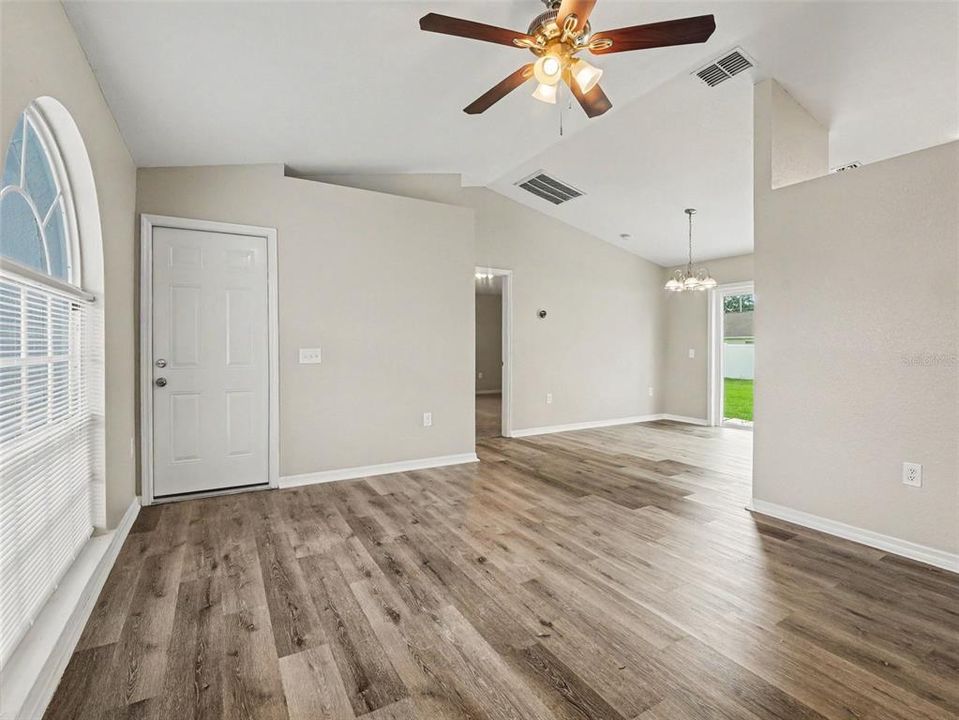En Venta: $234,900 (3 camas, 2 baños, 1076 Pies cuadrados)
