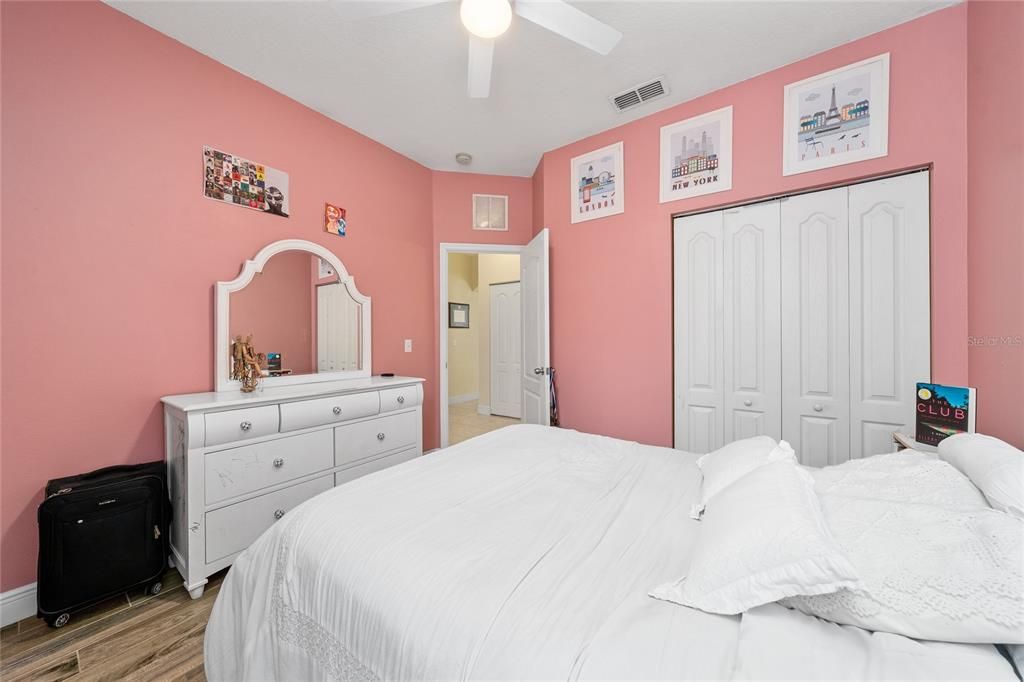 Activo con contrato: $375,000 (3 camas, 2 baños, 1770 Pies cuadrados)