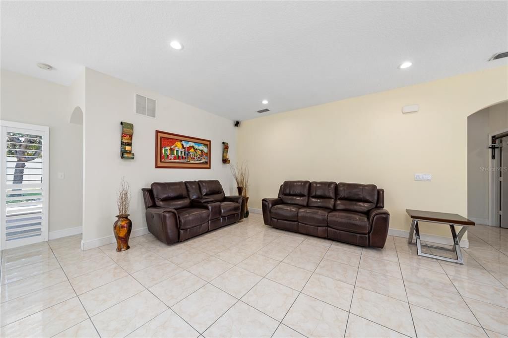 Activo con contrato: $375,000 (3 camas, 2 baños, 1770 Pies cuadrados)
