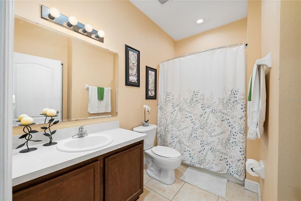 Activo con contrato: $375,000 (3 camas, 2 baños, 1770 Pies cuadrados)