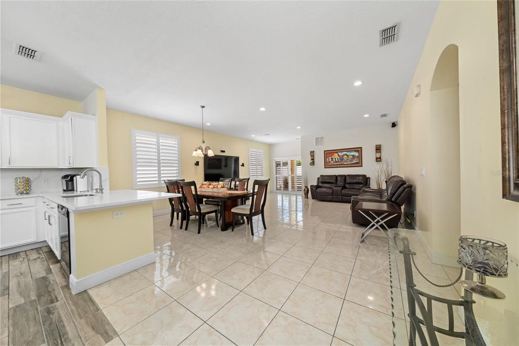 Activo con contrato: $375,000 (3 camas, 2 baños, 1770 Pies cuadrados)