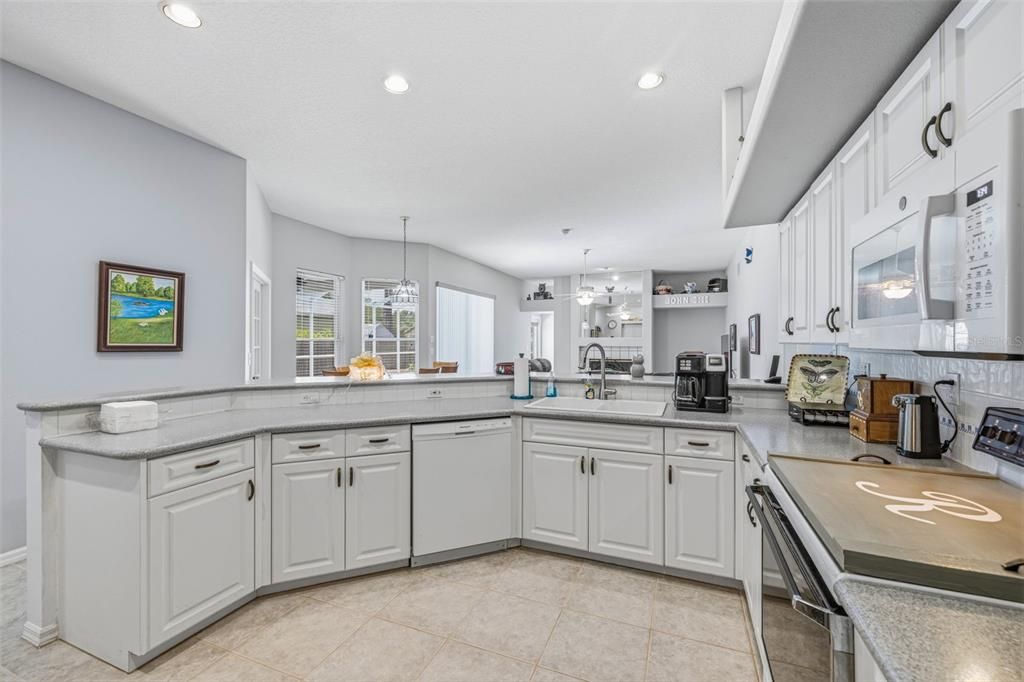 En Venta: $679,900 (4 camas, 3 baños, 2513 Pies cuadrados)