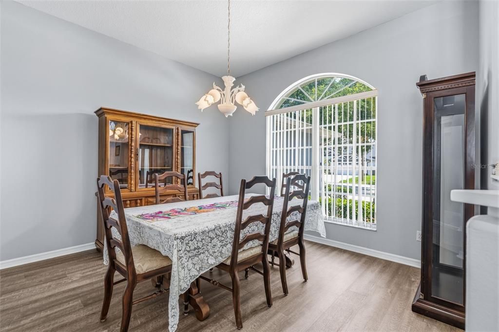 En Venta: $679,900 (4 camas, 3 baños, 2513 Pies cuadrados)