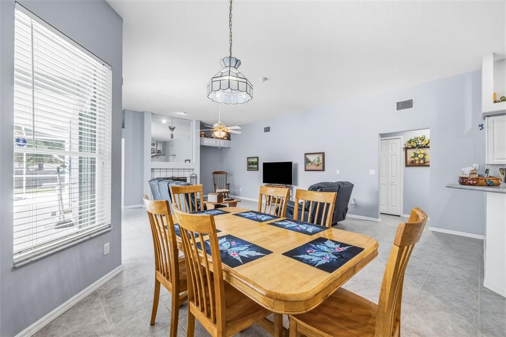 En Venta: $679,900 (4 camas, 3 baños, 2513 Pies cuadrados)