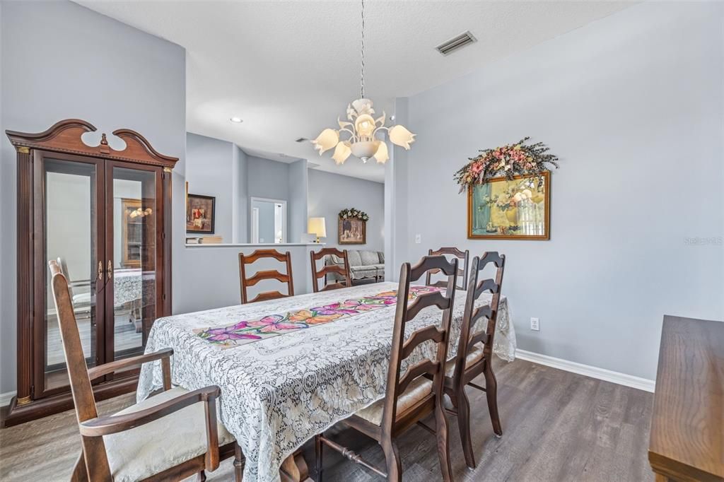 En Venta: $679,900 (4 camas, 3 baños, 2513 Pies cuadrados)