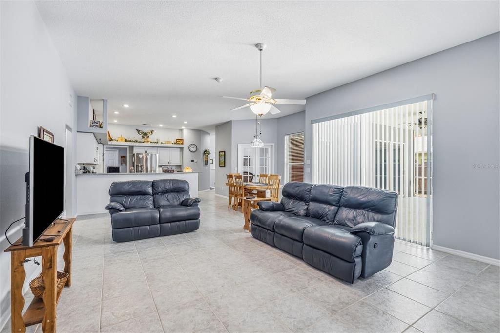 En Venta: $679,900 (4 camas, 3 baños, 2513 Pies cuadrados)
