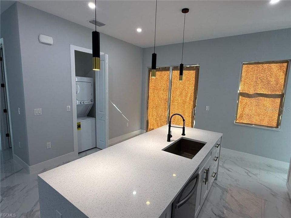En Venta: $264,900 (3 camas, 3 baños, 1057 Pies cuadrados)