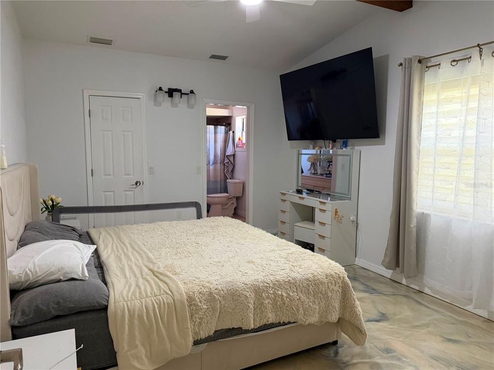 For Sale: $300,000 (2 beds, 2 baths, 1443 Square Feet)