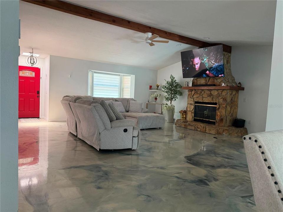 For Sale: $300,000 (2 beds, 2 baths, 1443 Square Feet)