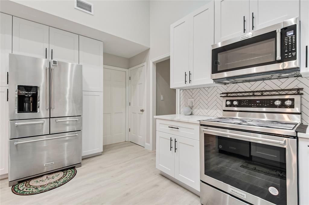 En Venta: $649,000 (4 camas, 2 baños, 2472 Pies cuadrados)