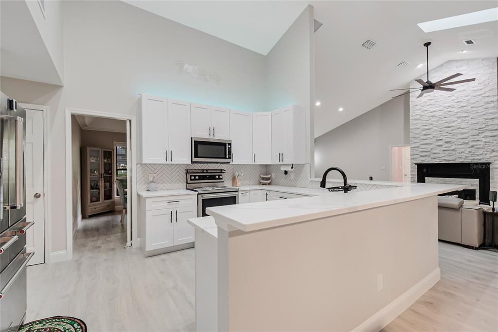En Venta: $649,000 (4 camas, 2 baños, 2472 Pies cuadrados)
