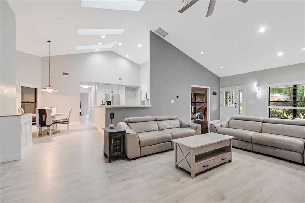 En Venta: $649,000 (4 camas, 2 baños, 2472 Pies cuadrados)
