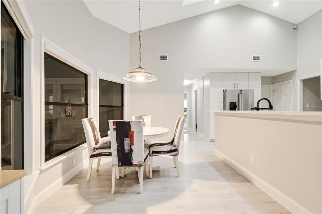 En Venta: $649,000 (4 camas, 2 baños, 2472 Pies cuadrados)