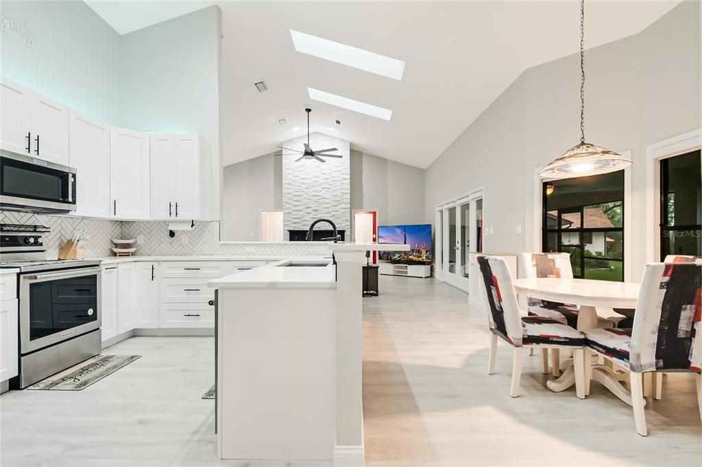 En Venta: $649,000 (4 camas, 2 baños, 2472 Pies cuadrados)