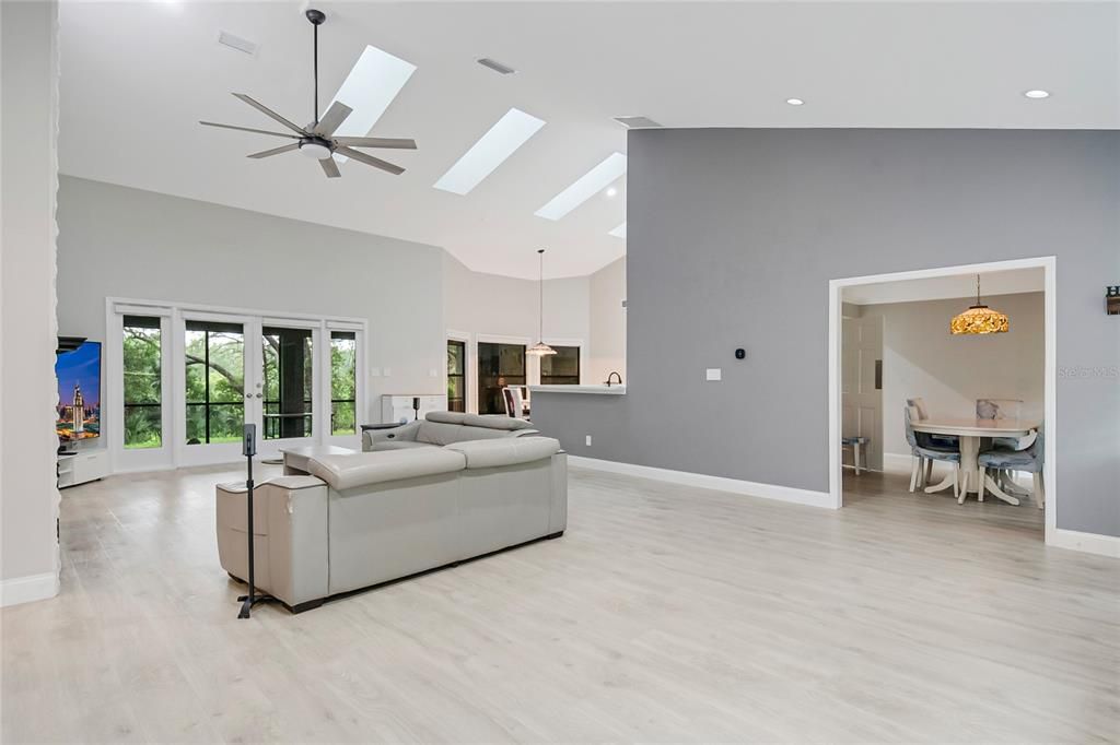 En Venta: $649,000 (4 camas, 2 baños, 2472 Pies cuadrados)