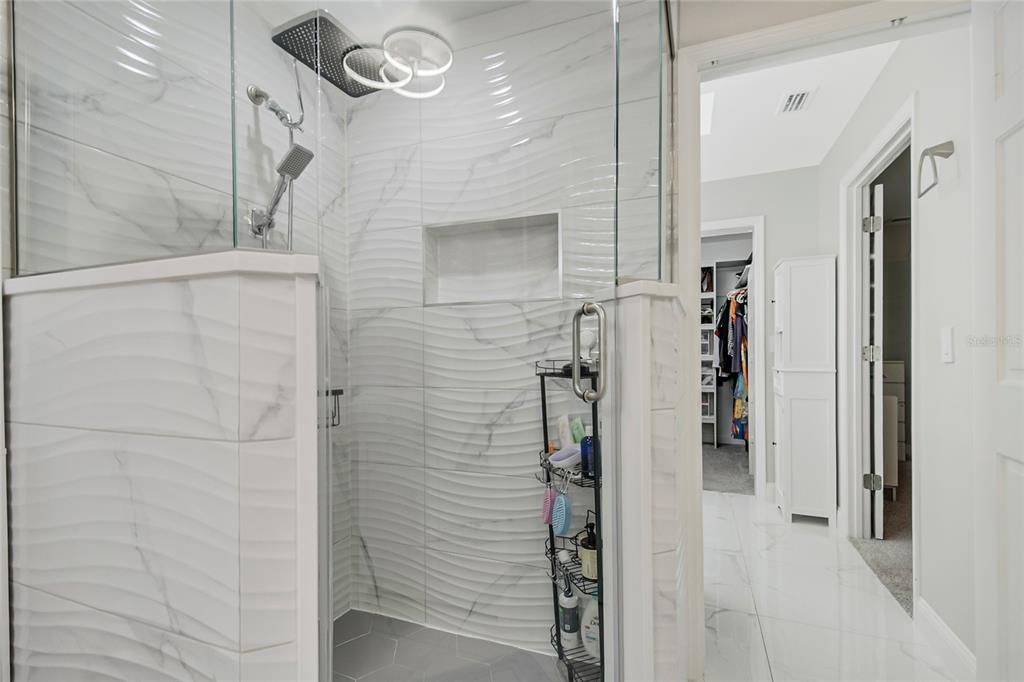 En Venta: $649,000 (4 camas, 2 baños, 2472 Pies cuadrados)