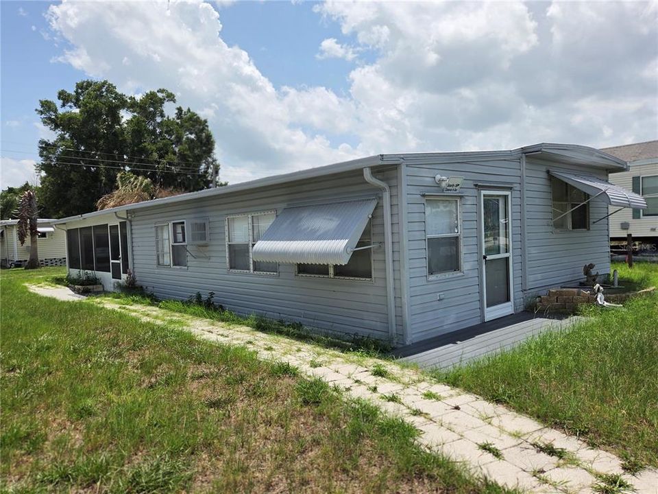 For Rent: $1,000 (2 beds, 1 baths, 480 Square Feet)