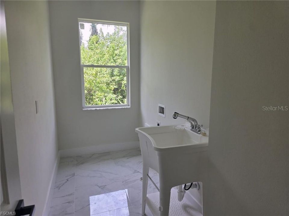 En Venta: $399,900 (4 camas, 3 baños, 2357 Pies cuadrados)