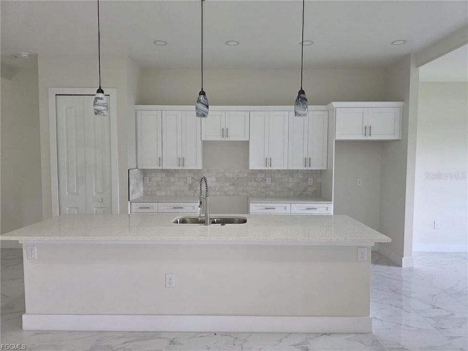 En Venta: $399,900 (4 camas, 3 baños, 2357 Pies cuadrados)