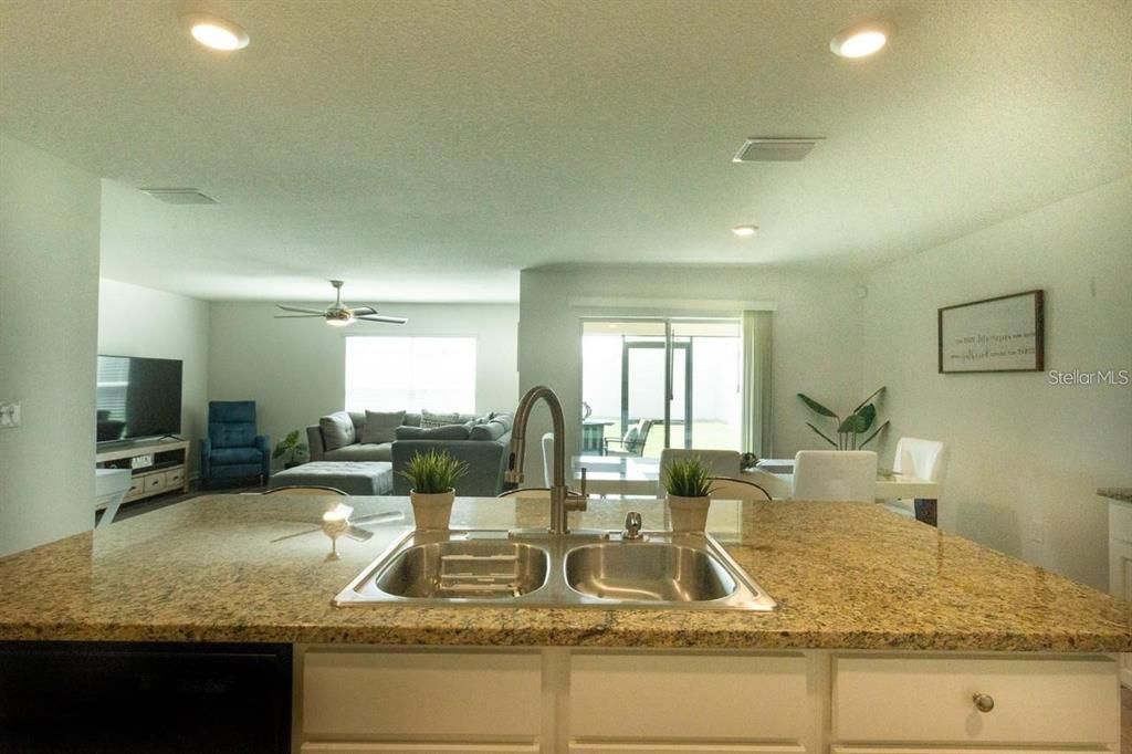 For Rent: $1,995 (4 beds, 2 baths, 1827 Square Feet)