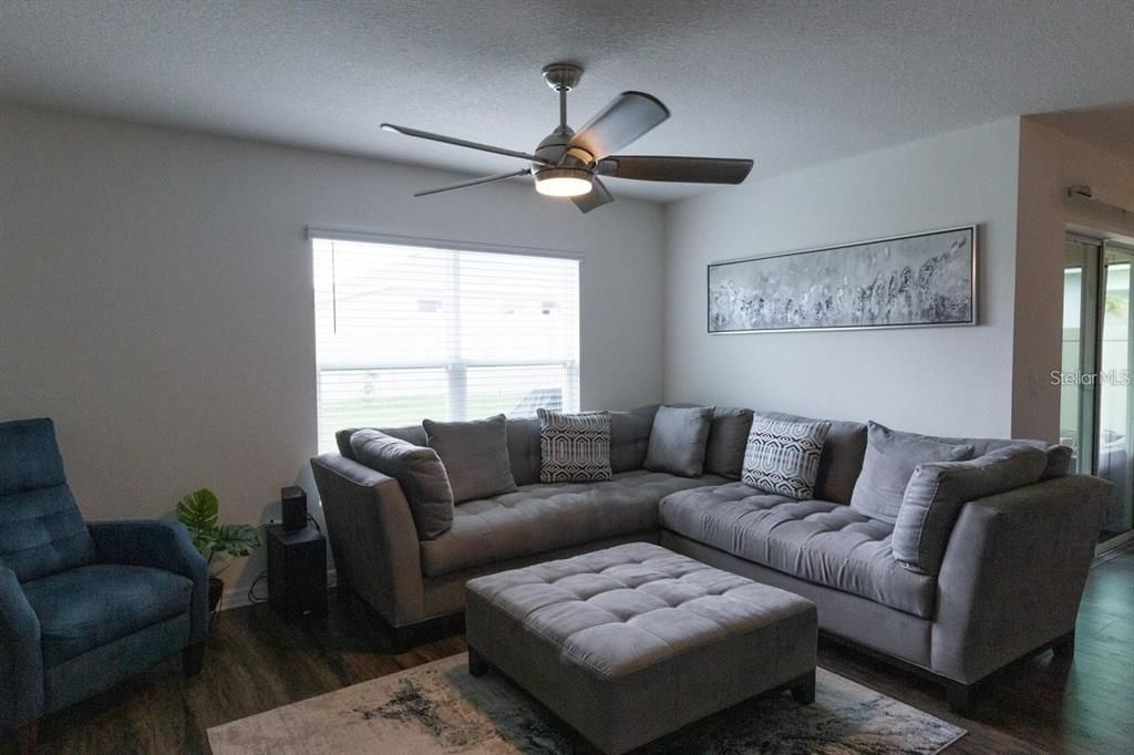 For Rent: $1,995 (4 beds, 2 baths, 1827 Square Feet)