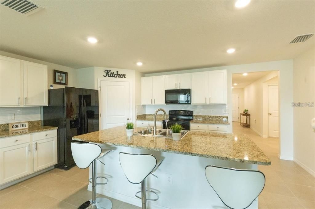 For Rent: $1,995 (4 beds, 2 baths, 1827 Square Feet)