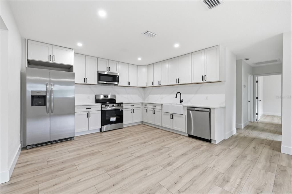 На продажу: $449,990 (4 спален, 2 ванн, 1277 Квадратных фут)