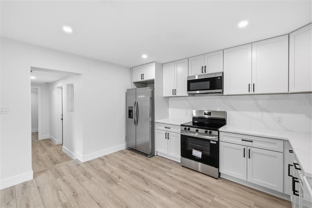 На продажу: $449,990 (4 спален, 2 ванн, 1277 Квадратных фут)