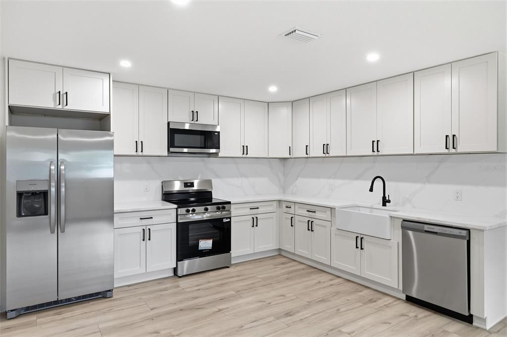 На продажу: $449,990 (4 спален, 2 ванн, 1277 Квадратных фут)