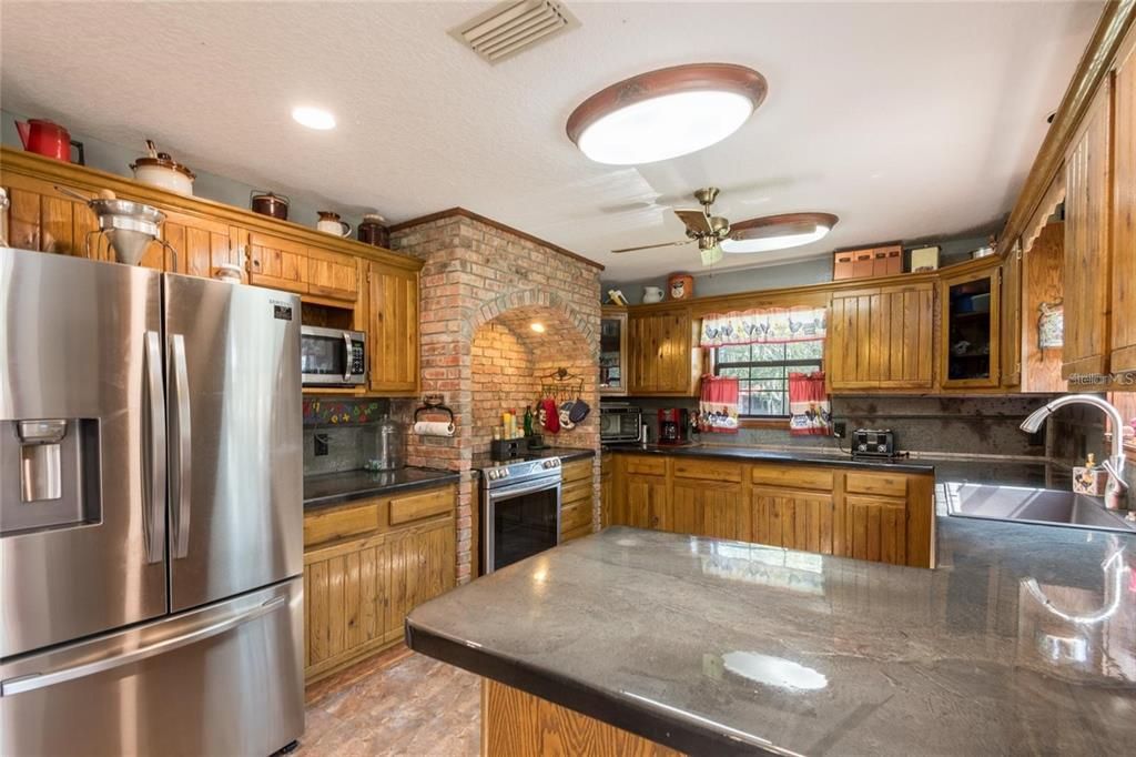 For Sale: $1,800,000 (3 beds, 2 baths, 2252 Square Feet)