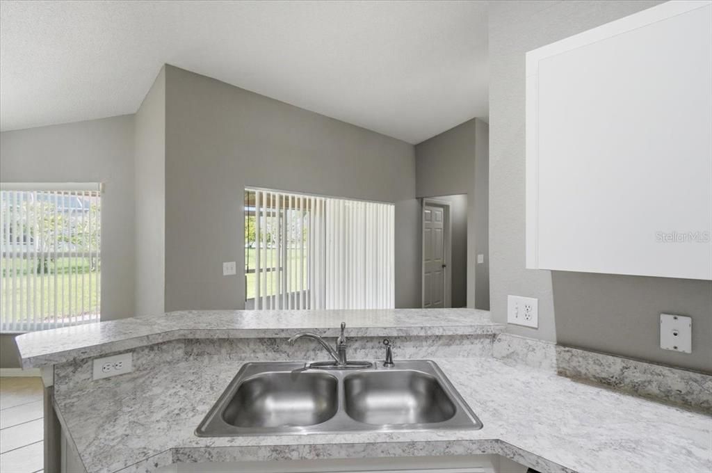 Activo con contrato: $325,000 (3 camas, 2 baños, 1883 Pies cuadrados)