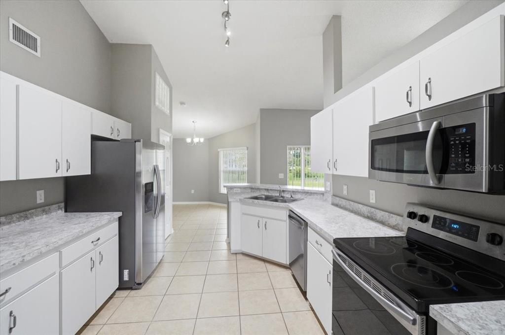 Activo con contrato: $325,000 (3 camas, 2 baños, 1883 Pies cuadrados)