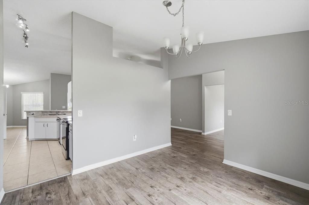 Activo con contrato: $325,000 (3 camas, 2 baños, 1883 Pies cuadrados)