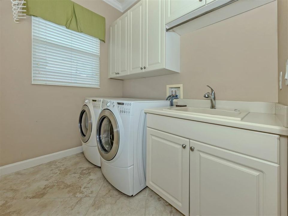 Activo con contrato: $799,999 (3 camas, 2 baños, 2393 Pies cuadrados)