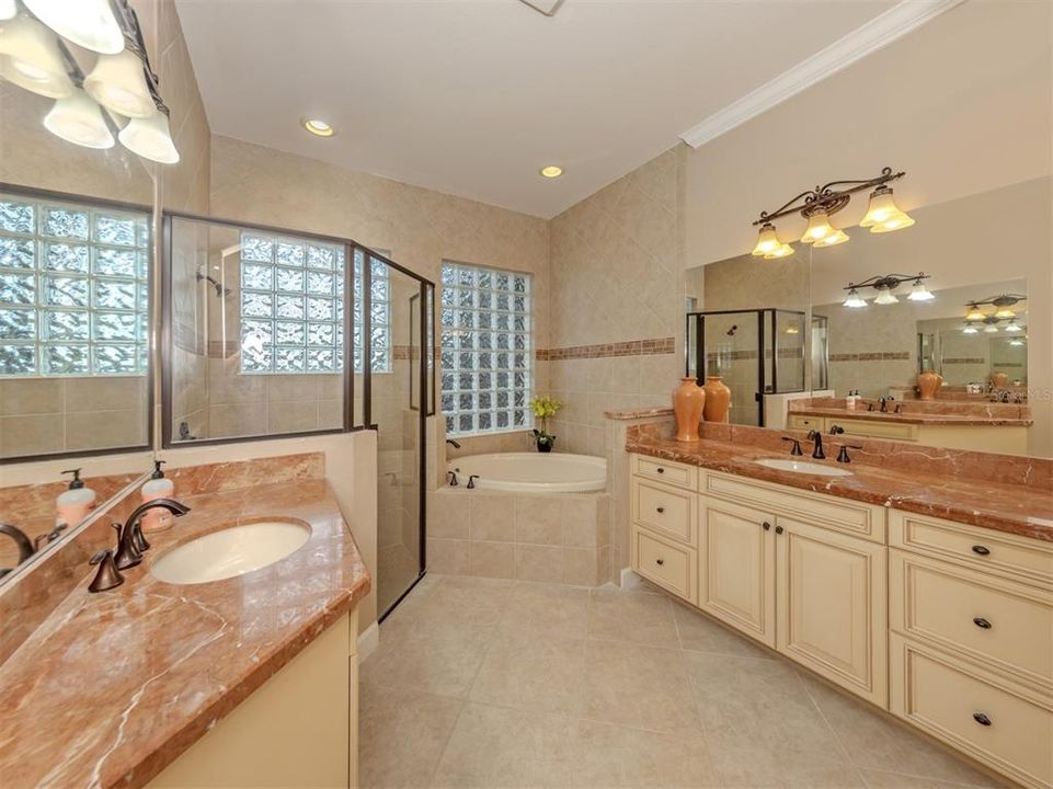 Activo con contrato: $799,999 (3 camas, 2 baños, 2393 Pies cuadrados)