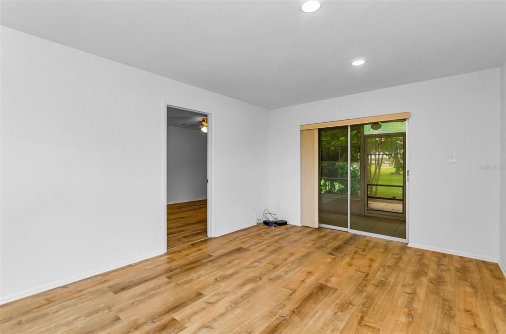 For Sale: $149,900 (2 beds, 2 baths, 923 Square Feet)