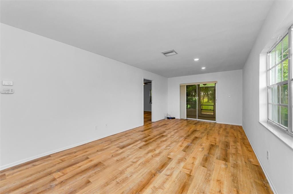 For Sale: $149,900 (2 beds, 2 baths, 923 Square Feet)
