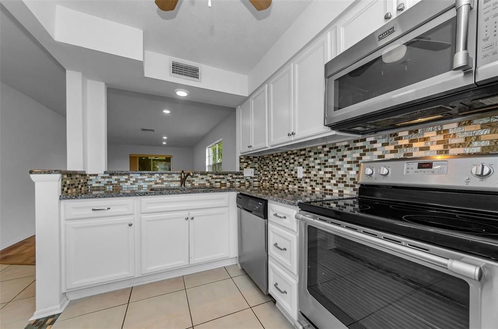 For Sale: $149,900 (2 beds, 2 baths, 923 Square Feet)