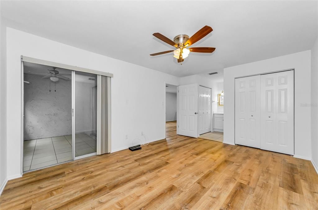 For Sale: $149,900 (2 beds, 2 baths, 923 Square Feet)