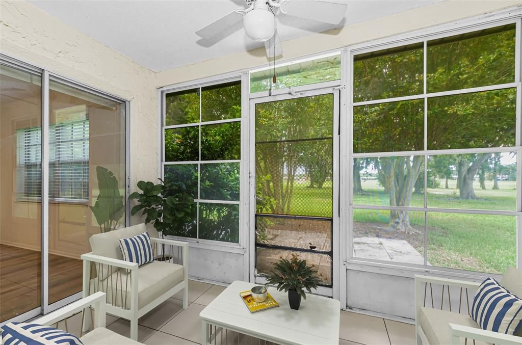 For Sale: $149,900 (2 beds, 2 baths, 923 Square Feet)