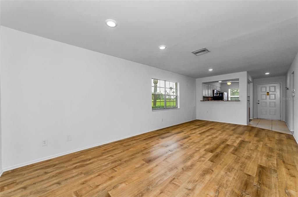For Sale: $149,900 (2 beds, 2 baths, 923 Square Feet)