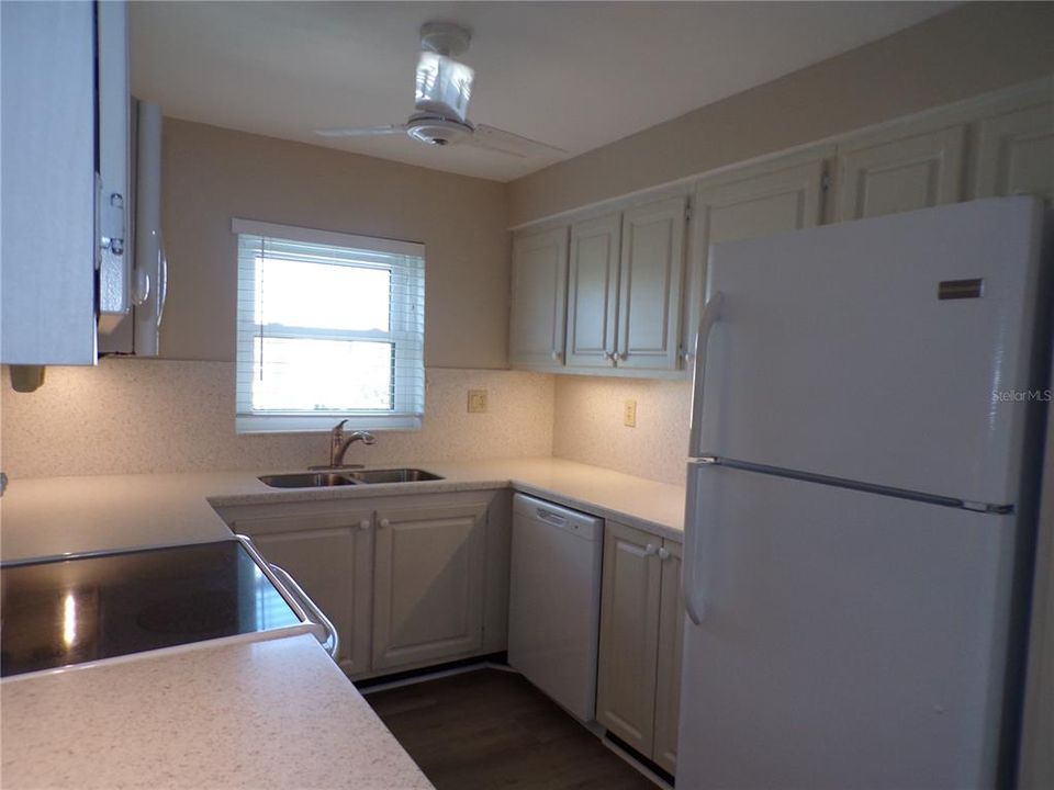 В аренду: $1,750 (2 спален, 2 ванн, 1220 Квадратных фут)