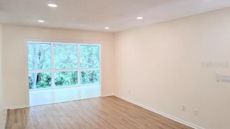 For Sale: $158,000 (2 beds, 1 baths, 912 Square Feet)