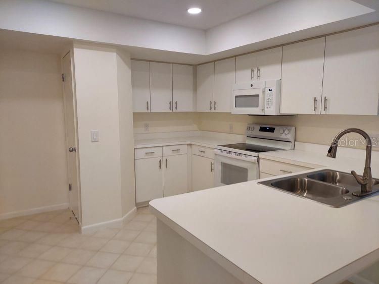 For Sale: $158,000 (2 beds, 1 baths, 912 Square Feet)