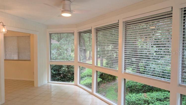 For Sale: $158,000 (2 beds, 1 baths, 912 Square Feet)